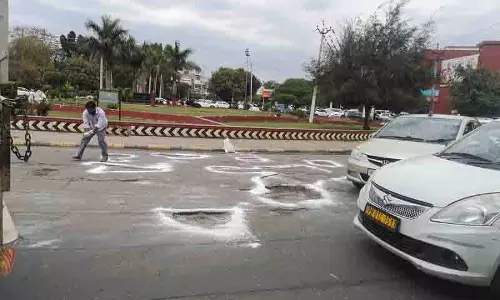 Chandigarh: खराब सड़क ढांचे को उजागर करने के लिए गड्ढों पर सफेद चूना पोत रहे