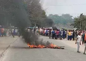 Ranchi: दो गुटों में झड़प में हुए मौत को लेकर आदिवासी समाज ने किया सिल्ली रोड को जाम