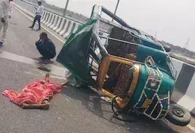 Palamu: ट्रक व ऑटो की टक्कर में एक महिला व एक बच्चे की मौत, तीन घायल Palamu: ट्रक व ऑटो की टक्कर में एक महिला व एक बच्चे की मौत, तीन घायल