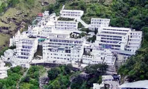 Jammu: माता वैष्णो देवी मंदिर के लिए तीर्थयात्रियों के दान में पांच वर्षों में भारी वृद्धि