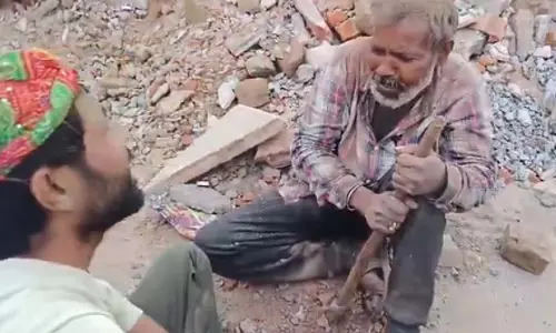 महात्मा गांधी की प्रतिमा टूटी होने पर नशे में रोने लगे 2 लोग, सामने आया VIDEO महात्मा गांधी की प्रतिमा टूटी होने पर नशे में रोने लगे 2 लोग, सामने आया VIDEO