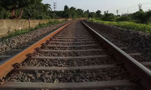 Mumbai रेल दुर्घटना: वडाला में प्लेटफॉर्म और ट्रेन के बीच गिरकर किशोर की मौत Mumbai रेल दुर्घटना: वडाला में प्लेटफॉर्म और ट्रेन के बीच गिरकर किशोर की मौत