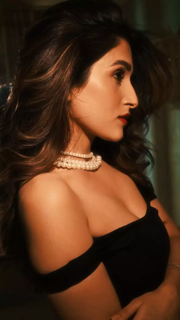 निधि शाह का दिखा गॉर्जियस लुक