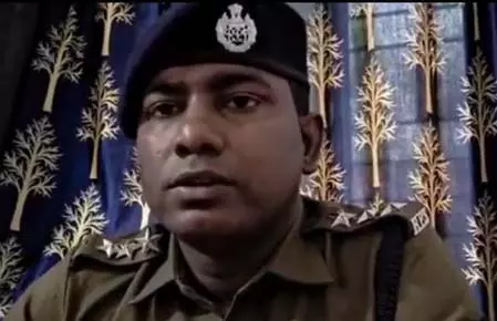 पुलिस की पेट्रोलिंग गाड़ी पर पथराव, आरक्षक घायल पुलिस की पेट्रोलिंग गाड़ी पर पथराव, आरक्षक घायल