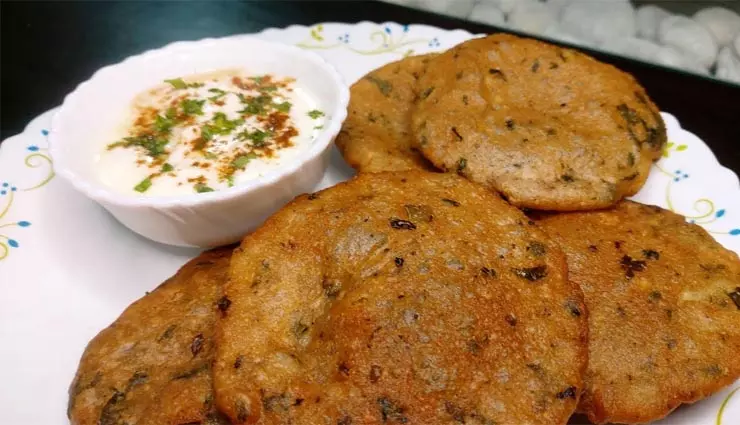 Singhara Kachori: नवरात्री के मौके पर तैयार कर सकते हैं यह चटपटी डिश Singhara Kachori: नवरात्री के मौके पर तैयार कर सकते हैं यह चटपटी डिश
