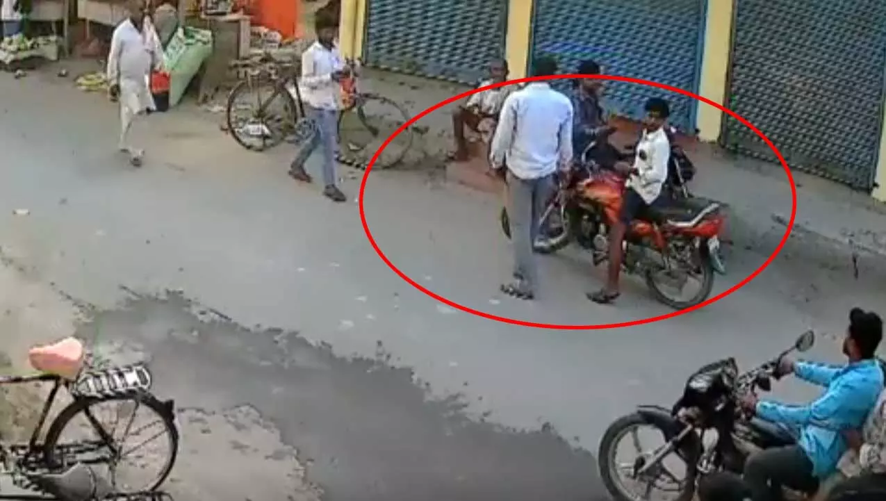 सरेआम गुंडागर्दी...दबंगों ने युवक को बनाया निशाना, ताबड़तोड़ मारा सरेआम गुंडागर्दी...दबंगों ने युवक को बनाया निशाना, ताबड़तोड़ मारा