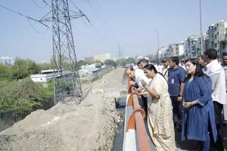 सीएम रेखा गुप्ता ने कहा, कागजों पर नहीं, जमीन पर होगा काम सीएम रेखा गुप्ता ने कहा, कागजों पर नहीं, जमीन पर होगा काम
