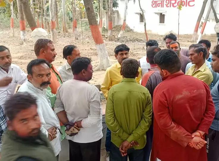 Bijnor: भाजपा मंडल अध्यक्ष ने थाने में दरोगा को थप्पड़ मारा Bijnor: भाजपा मंडल अध्यक्ष ने थाने में दरोगा को थप्पड़ मारा