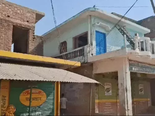 छत से जिंदा फेंका, युवक की पड़ोसियों ने की बेरहमी से हत्या, एक्शन में पुलिस छत से जिंदा फेंका, युवक की पड़ोसियों ने की बेरहमी से हत्या, एक्शन में पुलिस