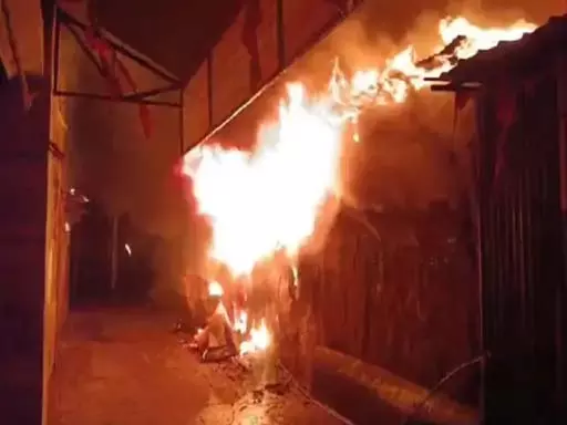 हटरी बाजार में आगजनी, करोड़ों का नुकसान हटरी बाजार में आगजनी, करोड़ों का नुकसान