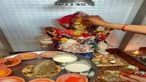 Sheetala Ashtami 2025: शीतला अष्टमी पर माता रानी को क्यों चढ़ाते हैं बासी खाना, जानिए धार्मिक महत्व Sheetala Ashtami 2025: शीतला अष्टमी पर माता रानी को क्यों चढ़ाते हैं बासी खाना, जानिए धार्मिक महत्व