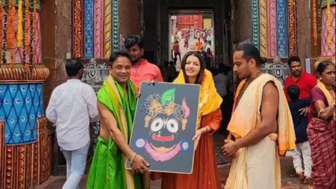Actress Bhagyashree ने पुरी जगन्नाथ मंदिर का दौरा किया Actress Bhagyashree ने पुरी जगन्नाथ मंदिर का दौरा किया