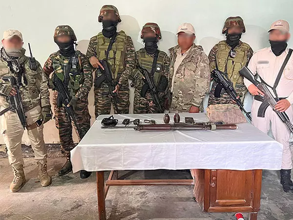 भारतीय सेना और असम राइफल्स ने Manipur में संयुक्त अभियान में 16 हथियार जब्त किए भारतीय सेना और असम राइफल्स ने Manipur में संयुक्त अभियान में 16 हथियार जब्त किए