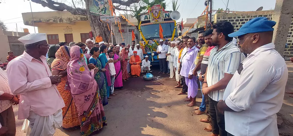 Karnataka: श्रीशैलम के पैदल यात्रियों के लिए सीमा पर भोजन वितरण Karnataka: श्रीशैलम के पैदल यात्रियों के लिए सीमा पर भोजन वितरण
