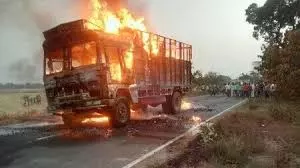 MP News: हाईटेंशन लाइन की चपेट में आने से तेंदू पत्ता से भरे ट्रक में लगी आग MP News: हाईटेंशन लाइन की चपेट में आने से तेंदू पत्ता से भरे ट्रक में लगी आग