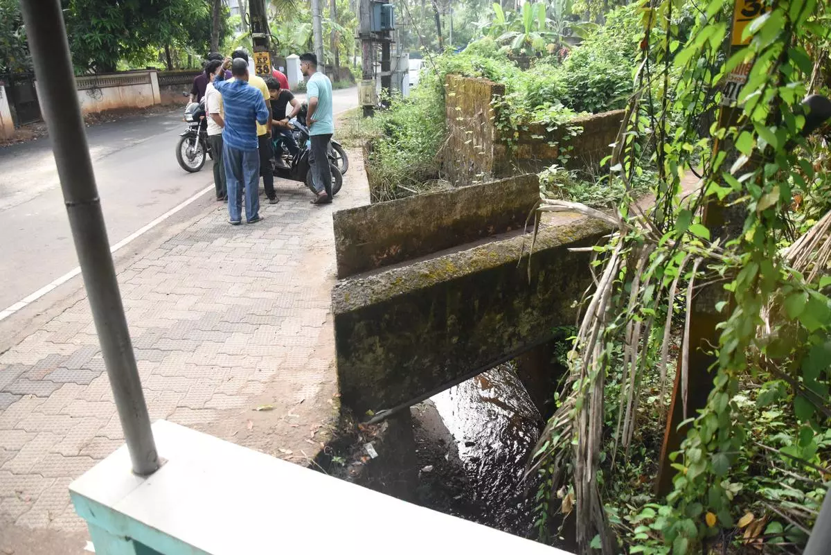 Kerala: कोझिकोड में ओवरफ्लो हो रहे नाले में गिरने से व्यक्ति की मौत Kerala: कोझिकोड में ओवरफ्लो हो रहे नाले में गिरने से व्यक्ति की मौत