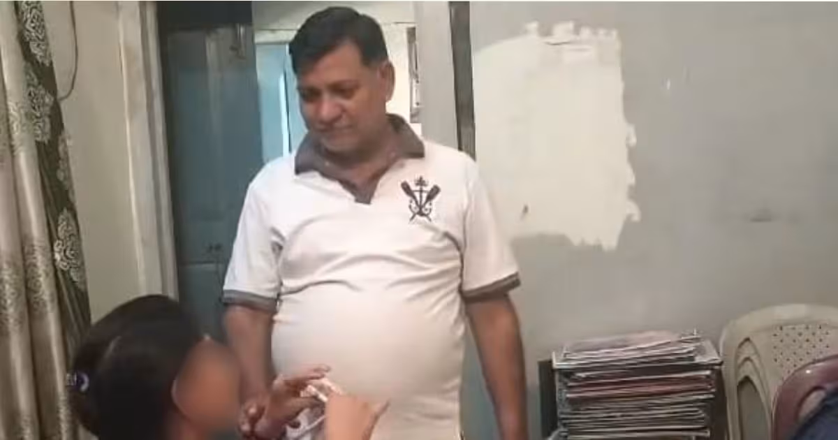Hathras: महाविद्यालय प्रबंधन ने दुष्कर्म के आरोपी प्रोफेसर को सस्पेंड किया किया Hathras: महाविद्यालय प्रबंधन ने दुष्कर्म के आरोपी प्रोफेसर को सस्पेंड किया किया