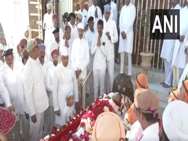 Udaipur के पूर्व राजपरिवार के मुखिया अरविंद सिंह मेवाड़ को श्रद्धांजलि दी गई Udaipur के पूर्व राजपरिवार के मुखिया अरविंद सिंह मेवाड़ को श्रद्धांजलि दी गई