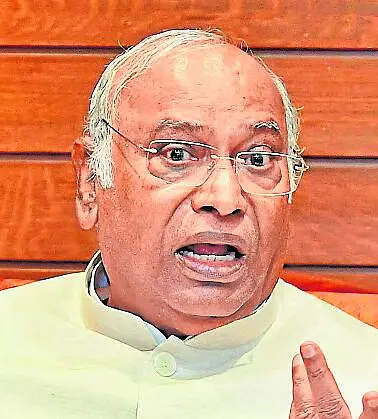 Karnataka: मल्लिकार्जुन खड़गे ने केंद्र पर शिक्षा क्षेत्र की उपेक्षा का आरोप लगाया Karnataka: मल्लिकार्जुन खड़गे ने केंद्र पर शिक्षा क्षेत्र की उपेक्षा का आरोप लगाया