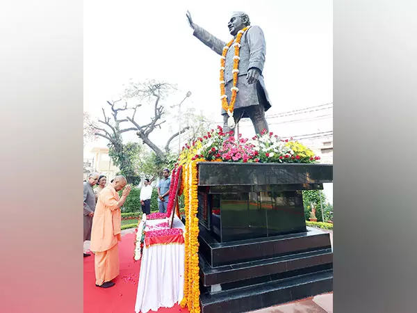 CM योगी ने पूर्व मुख्यमंत्री एचएन बहुगुणा को उनकी जयंती पर श्रद्धांजलि दी CM योगी ने पूर्व मुख्यमंत्री एचएन बहुगुणा को उनकी जयंती पर श्रद्धांजलि दी