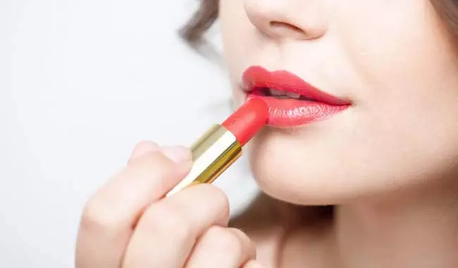Beauty Tips : लिपस्टिक लगाने के गलत तरीके से बचें Beauty Tips : लिपस्टिक लगाने के गलत तरीके से बचें