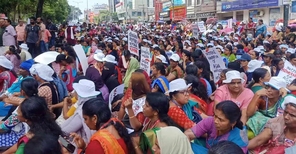 Kerala: अभ्यर्थियों ने सचिवालय को घेरा Kerala: अभ्यर्थियों ने सचिवालय को घेरा