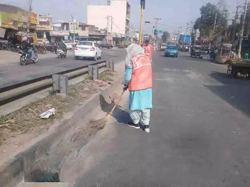 Yamunanagar MC ने सफाई कर्मचारियों को सुरक्षा किटें दीं Yamunanagar MC ने सफाई कर्मचारियों को सुरक्षा किटें दीं