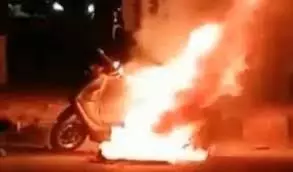 Up News: इलेक्ट्रिक स्कूटी में चिंगारी के बाद अचानक हुआ जोरदार ब्लास्ट Up News: इलेक्ट्रिक स्कूटी में चिंगारी के बाद अचानक हुआ जोरदार ब्लास्ट