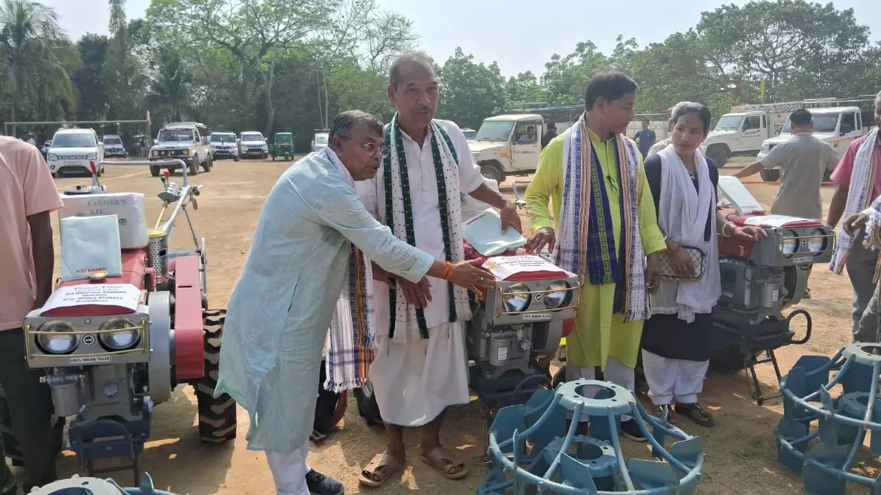 भाजपा सरकार बिना किसी राजनीतिक भेदभाव के कृषि मशीनरी और उपकरण वितरित कर रही है: Minister Ratan भाजपा सरकार बिना किसी राजनीतिक भेदभाव के कृषि मशीनरी और उपकरण वितरित कर रही है: Minister Ratan
