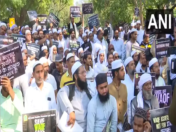 AIMPLB ने वक्फ संशोधन विधेयक 2024 के खिलाफ जंतर-मंतर पर किया प्रदर्शन AIMPLB ने वक्फ संशोधन विधेयक 2024 के खिलाफ जंतर-मंतर पर किया प्रदर्शन