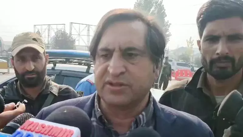 सज्जाद लोन ने Kulgam में पुलिस अधिकारी की कथित मनमानी की निंदा की सज्जाद लोन ने Kulgam में पुलिस अधिकारी की कथित मनमानी की निंदा की