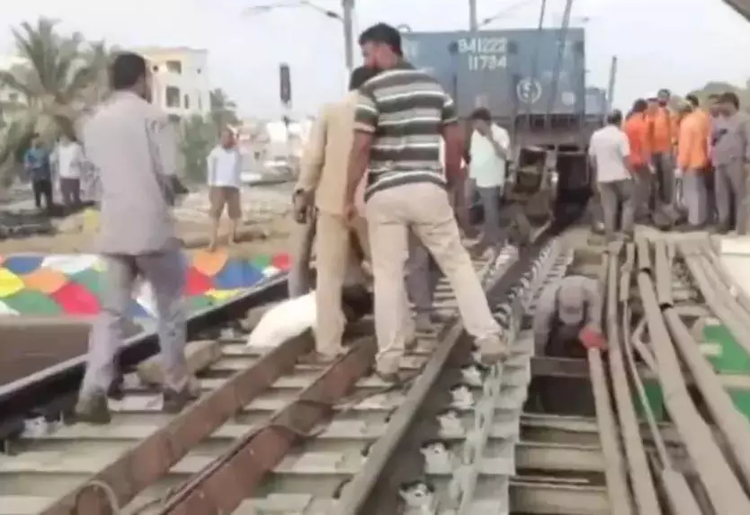 Anakapalli के पास मालगाड़ी गर्डर से टकराई, ट्रैक क्षतिग्रस्त Anakapalli के पास मालगाड़ी गर्डर से टकराई, ट्रैक क्षतिग्रस्त