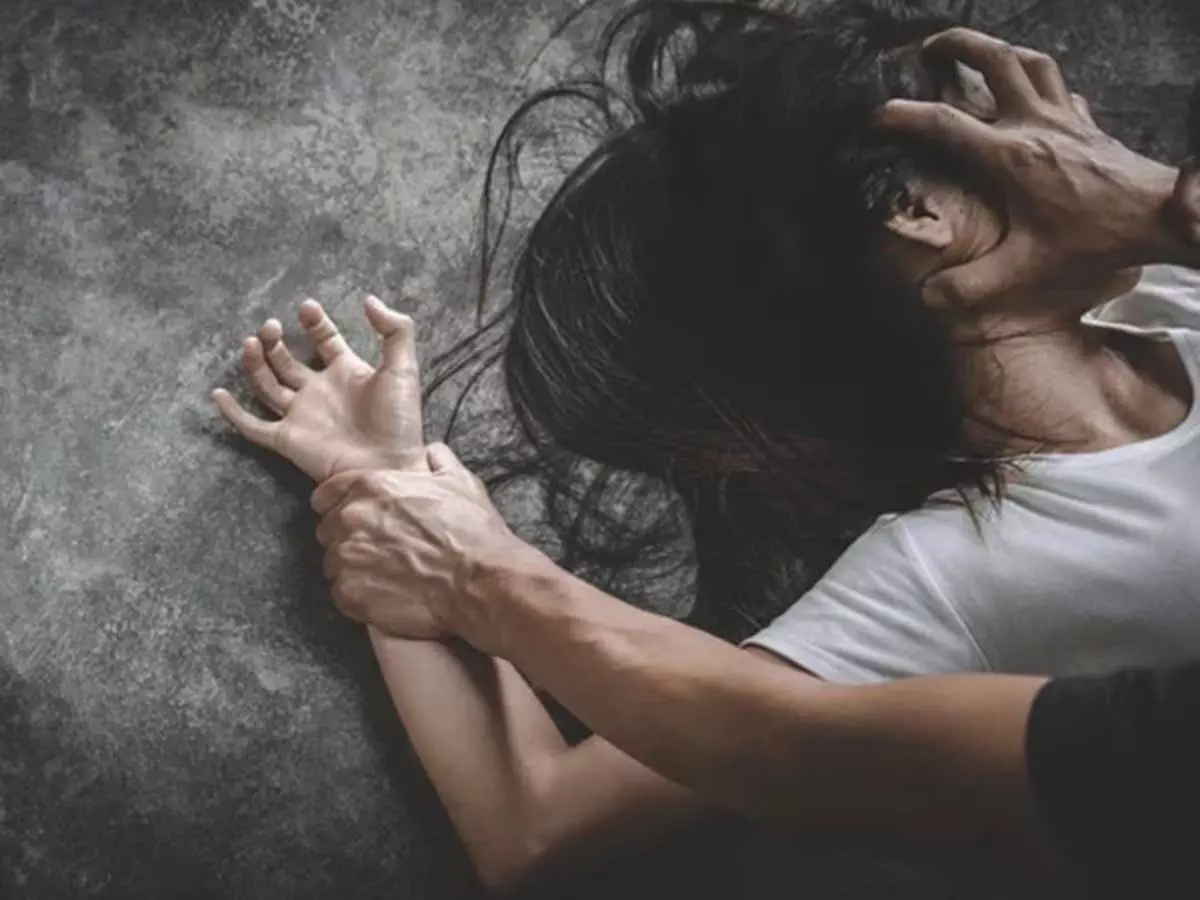 घर पर अकेली थी बीमार महिला, युवक की नीयत बिगड़ी, लूटी आबरू घर पर अकेली थी बीमार महिला, युवक की नीयत बिगड़ी, लूटी आबरू