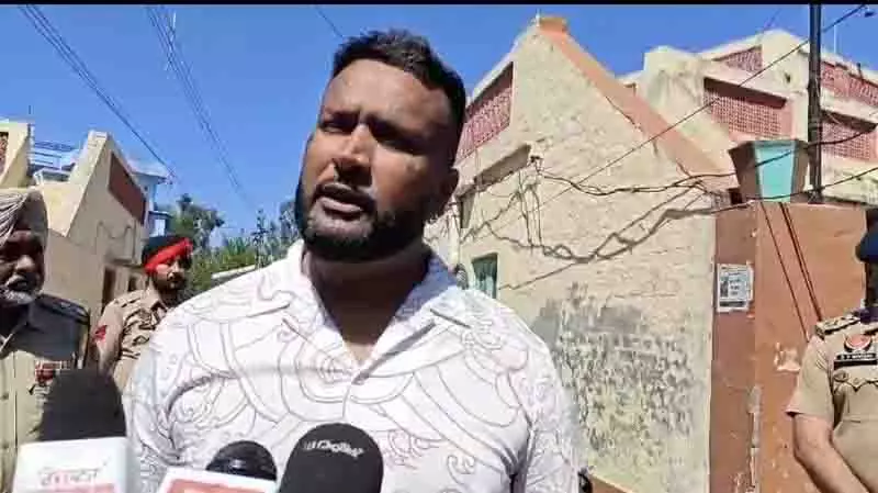 YouTuber के घर पर ग्रेनेड फेंका गया, पाक गैंगस्टर ने ली जिम्मेदारी YouTuber के घर पर ग्रेनेड फेंका गया, पाक गैंगस्टर ने ली जिम्मेदारी