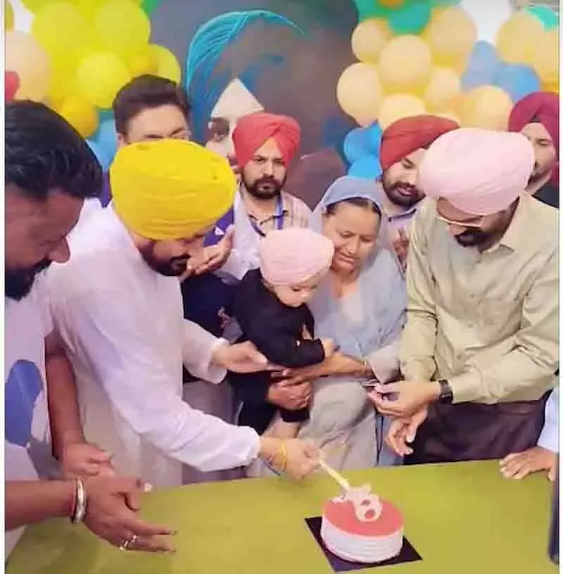 Charanjit चन्नी सिद्धू मूसेवाला के घर उनके छोटे भाई का पहला जन्मदिन मनाने पहुंचे Charanjit चन्नी सिद्धू मूसेवाला के घर उनके छोटे भाई का पहला जन्मदिन मनाने पहुंचे