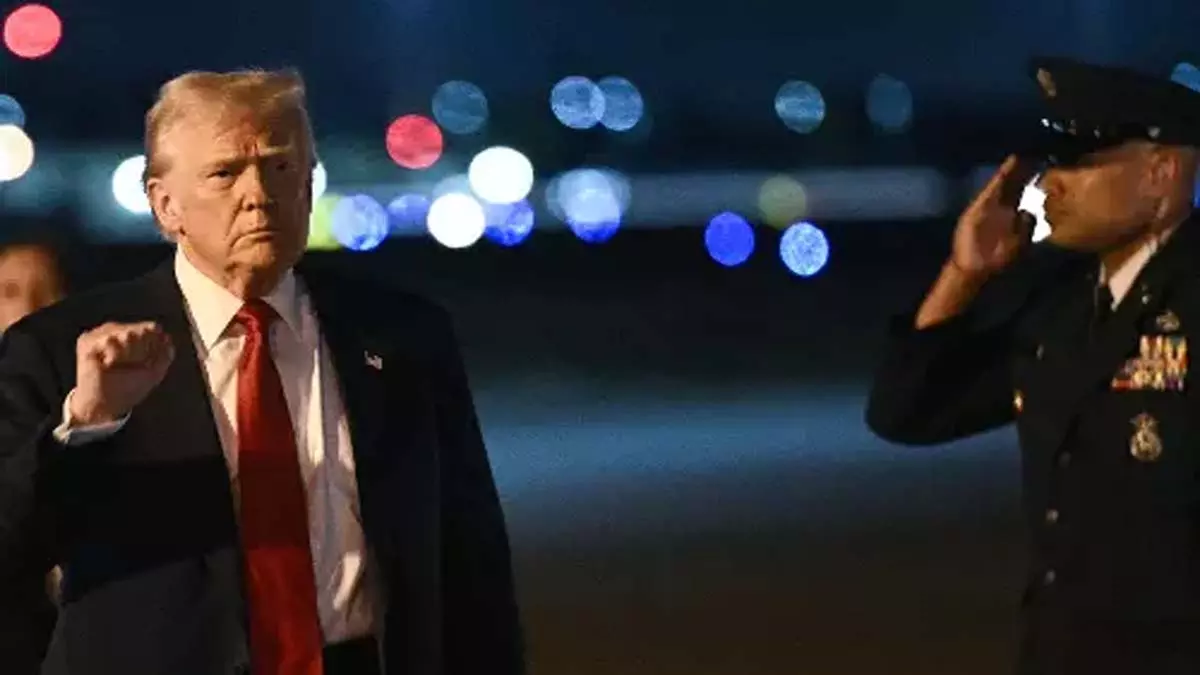 Trump ने सरकारी वित्तपोषित समाचार एजेंसी वॉयस ऑफ अमेरिका को बंद करने का आदेश दिया Trump ने सरकारी वित्तपोषित समाचार एजेंसी वॉयस ऑफ अमेरिका को बंद करने का आदेश दिया
