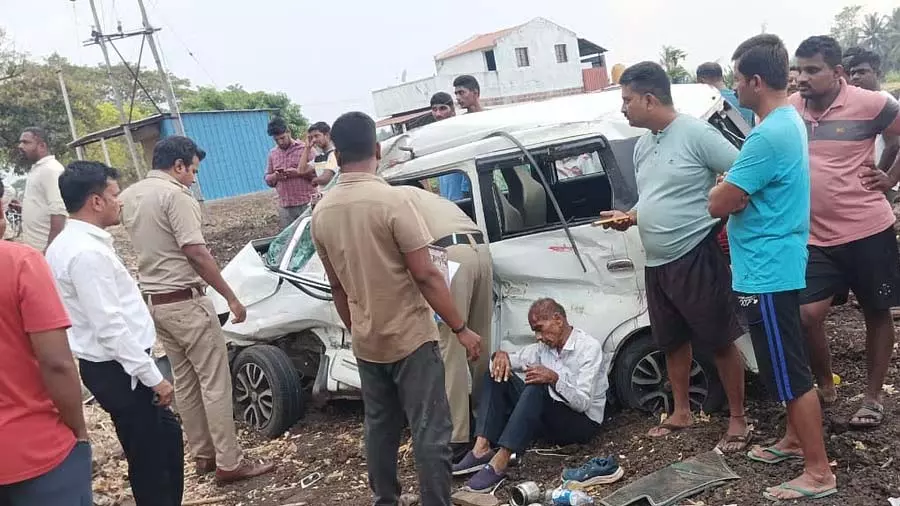 Karnataka के चिक्कोडी के पास कार-ट्रक की टक्कर में तीन लोगों की मौत Karnataka के चिक्कोडी के पास कार-ट्रक की टक्कर में तीन लोगों की मौत