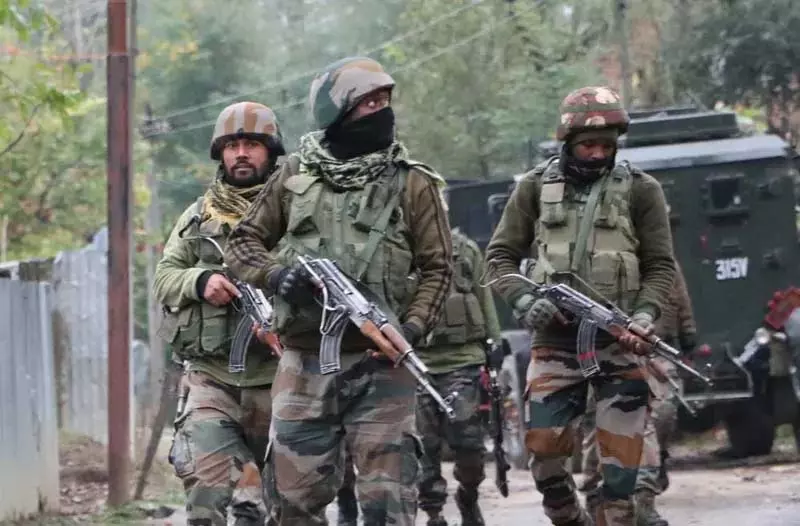 Kashmir के कुपवाड़ा में जारी मुठभेड़ में आतंकवादी मारा गया Kashmir के कुपवाड़ा में जारी मुठभेड़ में आतंकवादी मारा गया