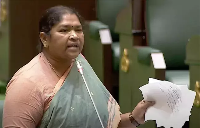 गांगुली का प्रयास विदेशी शिक्षा योजना का राजनीतिकरण करना है: Minister Seethakka गांगुली का प्रयास विदेशी शिक्षा योजना का राजनीतिकरण करना है: Minister Seethakka