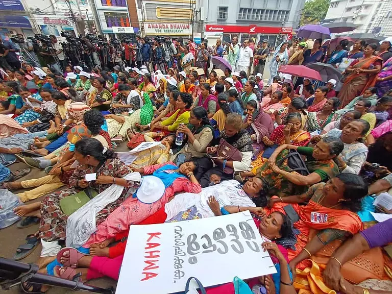 ASHA कार्यकर्ताओं ने सचिवालय घेराव कर मानदेय वृद्धि और लाभ की मांग की ASHA कार्यकर्ताओं ने सचिवालय घेराव कर मानदेय वृद्धि और लाभ की मांग की