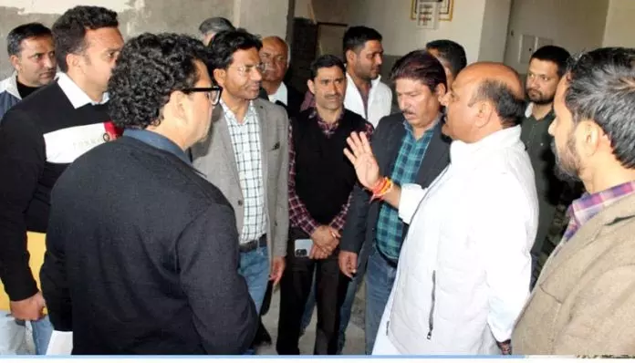 Jammu: उपमुख्यमंत्री ने नौशेरा में विकास कार्यों की समीक्षा की Jammu: उपमुख्यमंत्री ने नौशेरा में विकास कार्यों की समीक्षा की