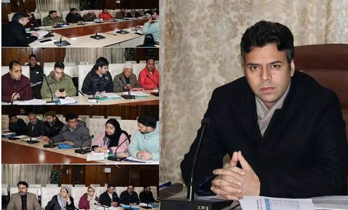 डीसी श्रीनगर ने COTPA के कार्यान्वयन की समीक्षा की डीसी श्रीनगर ने COTPA के कार्यान्वयन की समीक्षा की