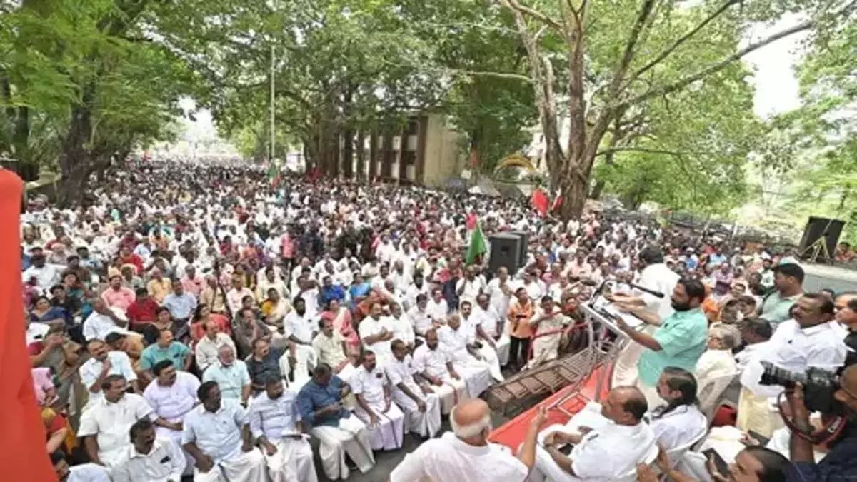 LDF ने केंद्र की उपेक्षा के खिलाफ केरल भर में विरोध प्रदर्शन आयोजित किया LDF ने केंद्र की उपेक्षा के खिलाफ केरल भर में विरोध प्रदर्शन आयोजित किया
