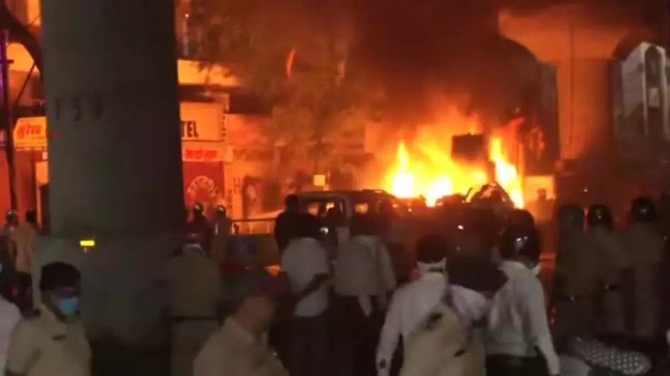 BIG BREAKING: नागपुर में दो इलाके में हुआ हिंसक झड़प, सड़कों पर उतरी पुलिस BIG BREAKING: नागपुर में दो इलाके में हुआ हिंसक झड़प, सड़कों पर उतरी पुलिस