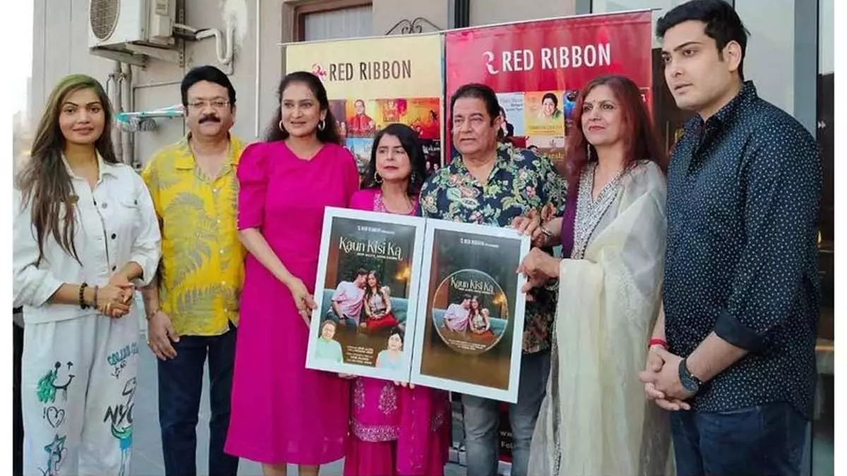 रेड रिबन ने अनूप जलोटा और अंशू शर्मा द्वारा गाया गया गाना कौन किसी का रिलीज़ किया रेड रिबन ने अनूप जलोटा और अंशू शर्मा द्वारा गाया गया गाना कौन किसी का रिलीज़ किया