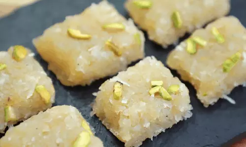 Apple-Coconut Barfi: कुछ मीठा खाने का मन है तो ये है बेहतरीन ऑप्शन