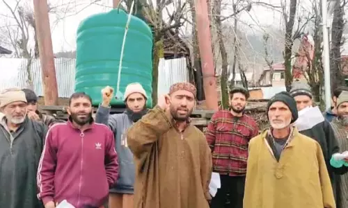 Kupwara गांव में क्षतिग्रस्त ट्रांसफार्मर को लेकर विरोध प्रदर्शन