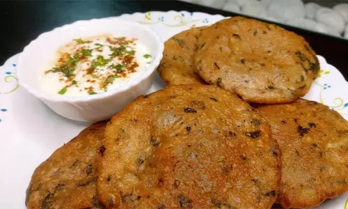Singhara Kachori:  नवरात्री  के मौके पर तैयार कर सकते हैं यह चटपटी डिश