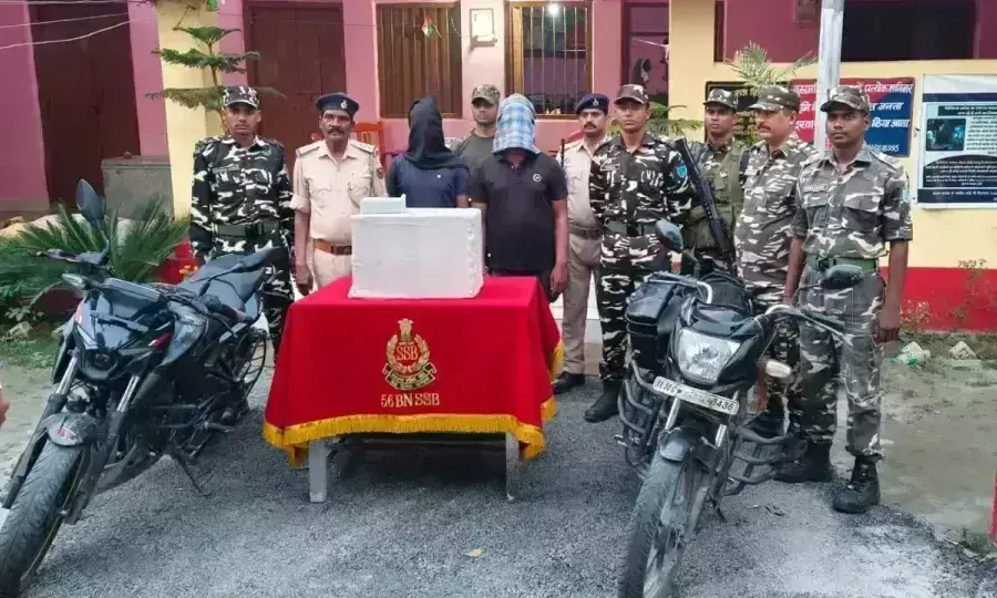 Araria: बेला बीओपी की टीम ने प्रतिबंधित दवाओं के साथ दो तस्करों को दबोचा