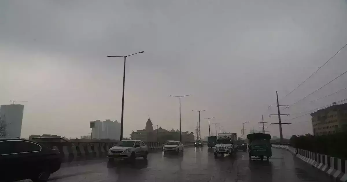 Lucknow: सुबह लखनऊ में गरज के साथ छीटें पड़ी, मौसम में ठंडक बढ़ी Lucknow: सुबह लखनऊ में गरज के साथ छीटें पड़ी, मौसम में ठंडक बढ़ी